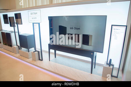 LG Objet Haushaltsgeräte, Nov. 1, 2018: LG Objet Produkte - Audio System (2. R), TV (R), Luftreiniger (unten links) und Kühlschrank (2.L, unten) sind in einem Studio in Seoul, Südkorea angezeigt. LG Electronics am 1 startete ein neues High-End-Marke, LG Objet mit dem Konzept der Kombination von Haushaltsgeräten mit Möbeln. LG Objet ist LG zweiten Premium-marke und folgt LG Signatur, die im Jahr 2016 ins Leben gerufen wurde. Die Geräte sind maßgeschneiderte und dauern etwa drei Monate zu produzieren. Die LG Objet Fernsehgerät ist mit einem 65-Zoll Super Ultra HD-Display und Premium Sound Bar ausgestattet. Der Preis für die LG O Stockfoto