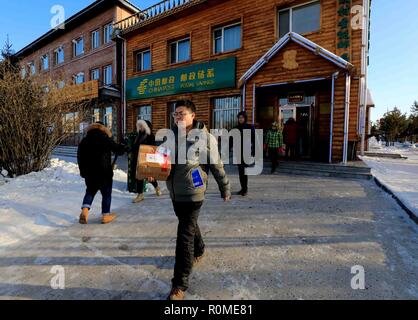 (181106)-BEIJING, November 6, 2018 (Xinhua) - briefträger der Post Wang Xiulong liefert Pakete und Briefe an Beiji Dorf Mohe County, im Nordosten der chinesischen Provinz Heilongjiang, Jan. 30, 2018. Die Post in Beiji Dorf, 1953 gebaut, ist das nördlichste Postamt in China. China's Kurier einen stetigen Wachstum in den ersten neun Monaten dieses Jahres nach Angaben der staatlichen Post Präsidium gegeben. Der Sektor geharkt in 424.63 Milliarden Yuan (etwa 61 Milliarden US-Dollar) der Umsatz von Januar bis September um 24 Prozent über Vorjahr, mit Paketen geliefert amo Stockfoto