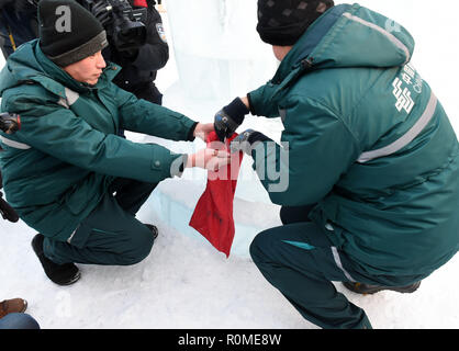 (181106)-BEIJING, November 6, 2018 (Xinhua) - postboten sammeln Briefe und Postkarten aus einem Eis Mailbox von China Post an der Harbin Ice-Snow Welt in Harbin, der Hauptstadt der Provinz Heilongjiang im Nordosten Chinas, Jan. 23, 2018. Die Mailbox aus Eis mit einer Höhe von 2,6 Meter wurde an der Harbin Ice-Snow Welt für Touristen installiert. China's Kurier einen stetigen Wachstum in den ersten neun Monaten dieses Jahres nach Angaben der staatlichen Post Präsidium gegeben. Der Sektor geharkt in 424.63 Milliarden Yuan (etwa 61 Milliarden US-Dollar) der Umsatz von Januar bis September um 24 Prozent ihr Stockfoto