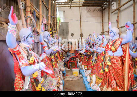 Agartala, Andhra Pradesh, Indien. 5 Nov, 2018. Ein Mann in seiner Werkstatt auf die Statuen von Kali gesehen. Idole sind damit beschäftigt, den letzten Schliff vor der Göttin Kali Kali Puja anlässlich von Diwali in Agartala, Hauptstadt des nordöstlichen Bundesstaat Tripura. Credit: Abhisek Saha/SOPA Images/ZUMA Draht/Alamy leben Nachrichten Stockfoto