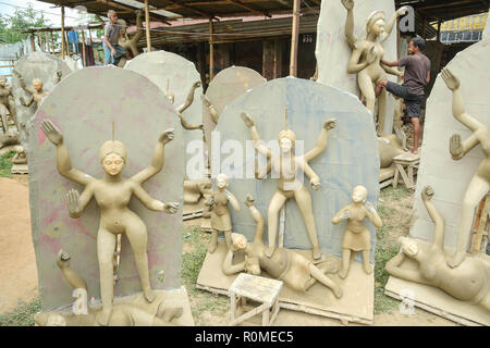 Agartala, Andhra Pradesh, Indien. 5 Nov, 2018. Ein Mann in seiner Werkstatt auf die Statuen von Kali gesehen. Idole sind damit beschäftigt, den letzten Schliff vor der Göttin Kali Kali Puja anlässlich von Diwali in Agartala, Hauptstadt des nordöstlichen Bundesstaat Tripura. Credit: Abhisek Saha/SOPA Images/ZUMA Draht/Alamy leben Nachrichten Stockfoto