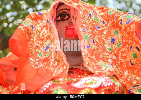 Agartala, Andhra Pradesh, Indien. 5 Nov, 2018. Eine allgemeine Ansicht fo die Statue von Kali nach den letzten Schliff. Idole sind damit beschäftigt, den letzten Schliff vor der Göttin Kali Kali Puja anlässlich von Diwali in Agartala, Hauptstadt des nordöstlichen Bundesstaat Tripura. Credit: Abhisek Saha/SOPA Images/ZUMA Draht/Alamy leben Nachrichten Stockfoto