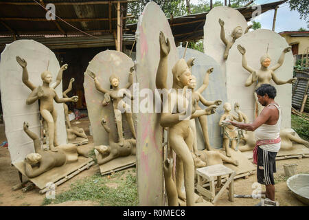 Agartala, Andhra Pradesh, Indien. 5 Nov, 2018. Ein Mann in seiner Werkstatt auf die Statuen von Kali gesehen. Idole sind damit beschäftigt, den letzten Schliff vor der Göttin Kali Kali Puja anlässlich von Diwali in Agartala, Hauptstadt des nordöstlichen Bundesstaat Tripura. Credit: Abhisek Saha/SOPA Images/ZUMA Draht/Alamy leben Nachrichten Stockfoto