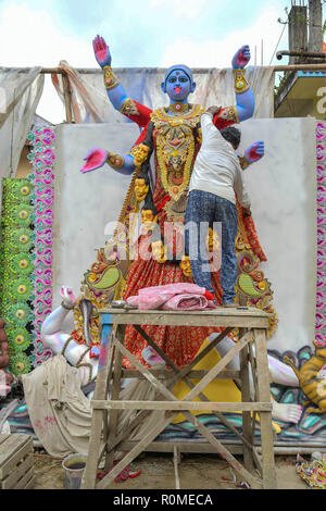 Agartala, Andhra Pradesh, Indien. 5 Nov, 2018. Ein Mann in seiner Werkstatt auf die Statuen von Kali gesehen. Idole sind damit beschäftigt, den letzten Schliff vor der Göttin Kali Kali Puja anlässlich von Diwali in Agartala, Hauptstadt des nordöstlichen Bundesstaat Tripura. Credit: Abhisek Saha/SOPA Images/ZUMA Draht/Alamy leben Nachrichten Stockfoto