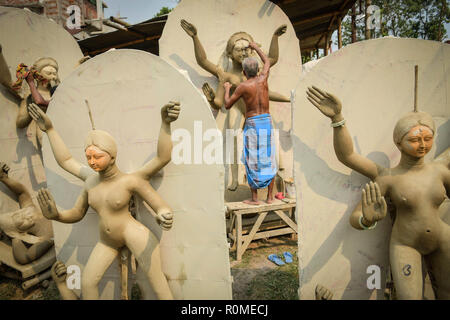 Agartala, Andhra Pradesh, Indien. 5 Nov, 2018. Ein Mann in seiner Werkstatt auf die Statuen von Kali gesehen. Idole sind damit beschäftigt, den letzten Schliff vor der Göttin Kali Kali Puja anlässlich von Diwali in Agartala, Hauptstadt des nordöstlichen Bundesstaat Tripura. Credit: Abhisek Saha/SOPA Images/ZUMA Draht/Alamy leben Nachrichten Stockfoto