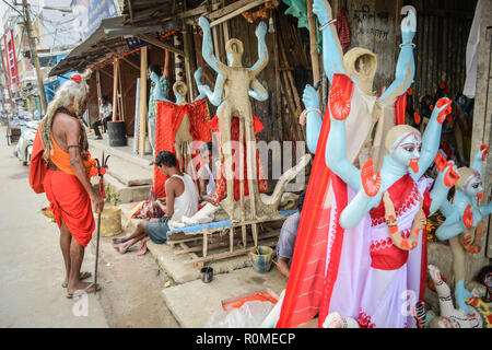 Agartala, Andhra Pradesh, Indien. 5 Nov, 2018. Ein Mann gesehen an den Statuen von Kali im Bau. Idole sind damit beschäftigt, den letzten Schliff vor der Göttin Kali Kali Puja anlässlich von Diwali in Agartala, Hauptstadt des nordöstlichen Bundesstaat Tripura. Credit: Abhisek Saha/SOPA Images/ZUMA Draht/Alamy leben Nachrichten Stockfoto