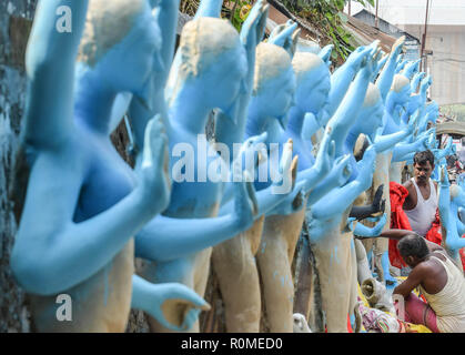 Agartala, Andhra Pradesh, Indien. 5 Nov, 2018. Männer in ihrer Werkstatt gesehen Arbeiten an der Statuen von Kali. Idole sind damit beschäftigt, den letzten Schliff vor der Göttin Kali Kali Puja anlässlich von Diwali in Agartala, Hauptstadt des nordöstlichen Bundesstaat Tripura. Credit: Abhisek Saha/SOPA Images/ZUMA Draht/Alamy leben Nachrichten Stockfoto