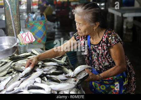 Quezon City, Philippinen. 6 Nov, 2018. Ein Kunde kauft Fisch in einem Markt, in Quezon City, Philippinen, Nov. 6, 2018. Die Inflation in den Philippinen mit 6,7 Prozent im Oktober, 2018 gefestigt, der philippinische Statistik behörde (PSA) sagte am Dienstag. Credit: rouelle Umali/Xinhua/Alamy leben Nachrichten Stockfoto