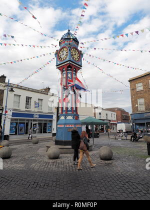 Sheerness, Kent, Großbritannien. 6 Nov, 2018. Die sheerness Krönung Clock im Zentrum der Stadt wurde eingerichtet mit Mohn und Flaggen der Hundertjahrfeier der Armistice Day zu feiern. Credit: James Bell/Alamy leben Nachrichten Stockfoto