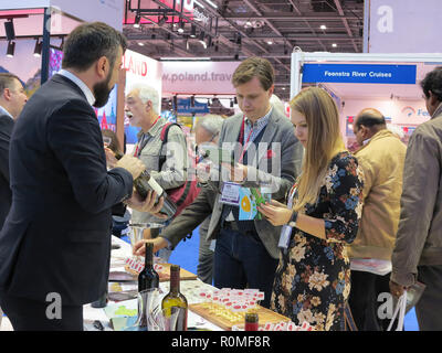 London, Großbritannien. 6. November, 2018 Excel, Stratford, London, UK Weinverkostung auf der bulgarische Tourismus stand auf dem jährlichen World Travel Market in der Excel-Center, Docklands, London, UK Credit: Motofoto/Alamy leben Nachrichten Stockfoto