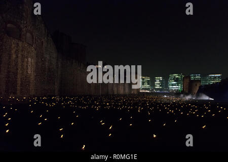 London, Großbritannien. 6. November 2018. Blick vom Graben an der Tower von London über Tausende von einzelnen Flammen Ausleuchten der Wassergraben der Tower von London in einer Installation mit dem Titel "Jenseits der Vertiefung Schatten: Der Turm erinnert sich 'Credit: Jon Kempner/Alamy leben Nachrichten Stockfoto
