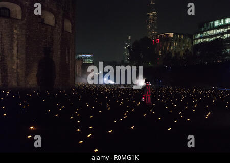 London, Großbritannien. 6. November 2018. Ein Yeoman Warder schaut über Tausende von einzelnen Flammen Ausleuchten der Wassergraben der Tower von London in einer Installation mit dem Titel "Jenseits der Vertiefung Schatten: Der Turm erinnert sich 'Credit: Jon Kempner/Alamy leben Nachrichten Stockfoto