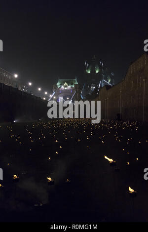 London, Großbritannien. 6. November 2018. Der Blick auf die Tower Bridge London über Tausende von einzelnen Flammen Ausleuchten der Wassergraben der Tower von London in einer Installation mit dem Titel "Jenseits der Vertiefung Schatten: Der Turm erinnert sich'. Credit: Jon Kempner/Alamy leben Nachrichten Stockfoto