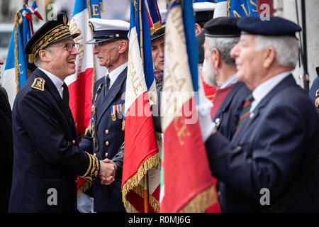 Lyon, Frankreich. 6. November 2018. Pascal Mailhos, Präfekt der Rhône. Der Präfekt, Pascal Mailhos, schüttelt Hände mit Veteranen der Credit: FRANCK CHAPOLARD/Alamy leben Nachrichten Stockfoto