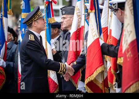 Lyon, Frankreich. 6. November 2018. Pascal Mailhos, Präfekt der Rhône. Der Präfekt, Pascal Mailhos, schüttelt Hände mit Veteranen der Credit: FRANCK CHAPOLARD/Alamy leben Nachrichten Stockfoto