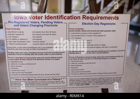 Sioux City, Iowa, USA. 6 Nov, 2018. Der Staat von Iowa hat neue Abstimmung Anforderungen und sind in den Wahllokalen in der Mitte 2018 langfristige Wahl Dienstag, 6. November 2018 in Sioux City, Iowa. Quelle: Jerry Mennenga/ZUMA Draht/Alamy leben Nachrichten Stockfoto