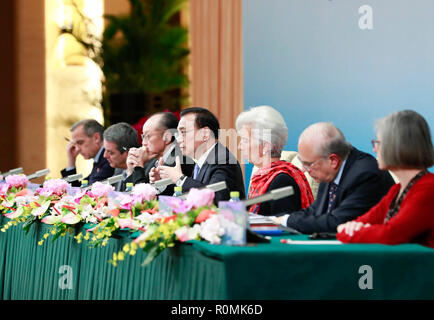 (181106)-BEIJING, November 6, 2018 (Xinhua) - Der chinesische Premier Li Keqiang (C) zusammen mit der Weltbankgruppe (WBG) Präsident Jim Yong Kim, Internationaler Währungsfonds (IWF) Geschäftsführer Christine Lagarde, Welthandelsorganisation (WTO) Generaldirektor Roberto Azevedo, Organisation für wirtschaftliche Zusammenarbeit und Entwicklung (OECD) Generalsekretär Angel Gurria, Financial Stability Board (FSB) Vorsitzender Mark Carney und der Internationalen Arbeitsorganisation (ILO) Stellvertretender Generaldirektor Deborah Greenfield, erfüllt die Presse nach der dritten '1 6' Roundtable in Peking statt, der Hauptstadt von China, am 7. Stockfoto