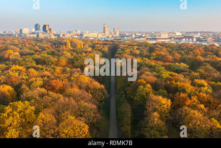 Berlin, Deutschland. 6. November 2018. Spektakuläre späten Herbst Farben der Bäume in der berühmten Berliner Tiergarten in der Mitte der Stadt. Die moderne Skyline des Potsdamer Platz befindet sich in der Entfernung. Credit: Iain Masterton/Alamy leben Nachrichten Stockfoto