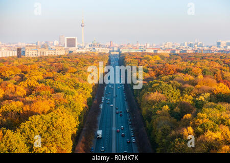 Berlin, Deutschland. 6. November 2018. Spektakuläre späten Herbst Farben der Bäume in der berühmten Berliner Tiergarten in der Mitte der Stadt. Das Brandenburger Tor und dem Fernsehturm sind in der Ferne. Credit: Iain Masterton/Alamy leben Nachrichten Stockfoto