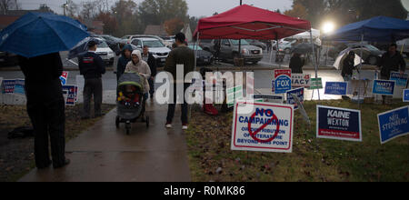 Leesburg, Virginia, USA. 06. November 2018. Die Wahlbeteiligung war hoch in Loudoun County High School, Dienstag, November 6, 2018 in Leesburg, Virginia (Foto von Douglas Graham/Loudoun Jetzt) Credit: William Graham/Alamy leben Nachrichten Stockfoto