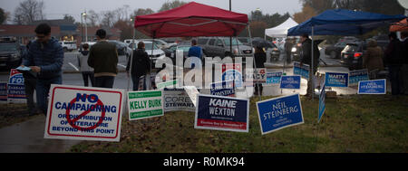 Leesburg, Virginia, USA. 06. November 2018. Die Wahlbeteiligung war hoch in Loudoun County High School, Dienstag, November 6, 2018 in Leesburg, Virginia (Foto von Douglas Graham/Loudoun Jetzt) Credit: William Graham/Alamy leben Nachrichten Stockfoto