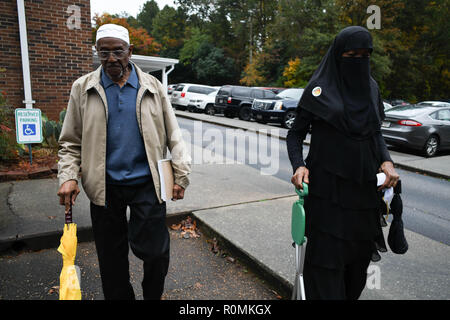 Atlanta, Georgia, USA. 06 Nov, 2018. Ein muslimisches Paar casted ihre Stimme bei ousley Evangelisch-methodistische Kirche in Stone Mountain, Georgia Dienstag, einer Gegend, die einst als Bastion des Ku Klux Klan und wo Stacey Abrams hat hart gekämpft, erste schwarze Frau zu Gouverneur der Nation. Credit: Miguel Juarez Lugo/ZUMA Draht/Alamy leben Nachrichten Stockfoto