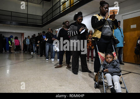 Atlanta, Georgia, USA. 06 Nov, 2018. Wähler Form lange Linien an ousey United Methodist Church in Decatur Georgia Dienstag als Wahl des Staates für Regler im Gange, die Stacey Abrams konnte erste schwarze weibliche Gouverneur der Nation erhält. Credit: Miguel Juarez Lugo/ZUMA Draht/Alamy leben Nachrichten Stockfoto