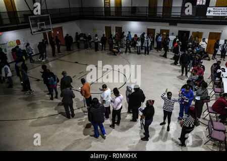 Atlanta, Georgia, USA. 06 Nov, 2018. Wähler Form lange Linien an ousey United Methodist Church in Decatur Georgia Dienstag als Wahl des Staates für Regler im Gange, die Stacey Abrams konnte erste schwarze weibliche Gouverneur der Nation erhält. Credit: Miguel Juarez Lugo/ZUMA Draht/Alamy leben Nachrichten Stockfoto