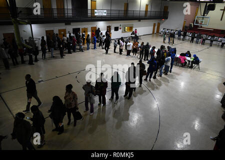 Stone Mountain, Georgia, USA. 6 Nov, 2018. Wähler Form lange Linien an ousey United Methodist Church in Decatur Georgia Dienstag als Wahl des Staates für Regler im Gange, die Stacey Abrams konnte erste schwarze weibliche Gouverneur der Nation erhält. Credit: Miguel Juarez Lugo/ZUMA Draht/Alamy leben Nachrichten Stockfoto