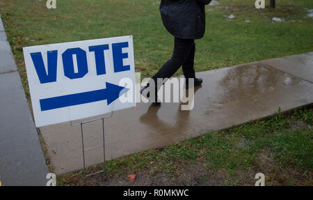 Leesburg, Virginia, USA. 06. November 2018. Wähler trotzen dem Regen an DeHart Volksschule, Dienstag, November 6, 2018 in Winchester, Virginia (Foto von Douglas Graham/Loudoun Jetzt) Credit: William Graham/Alamy Leben Nachrichten zu stimmen Stockfoto