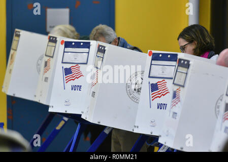 New York, USA. 6. November 2018. Bewohner im Park Slope in Brooklyn, New York werfen ihre Stimme bei der Midterm Wahlen am 6. November 2018. Credit: Erik Pendzich/Alamy leben Nachrichten Stockfoto