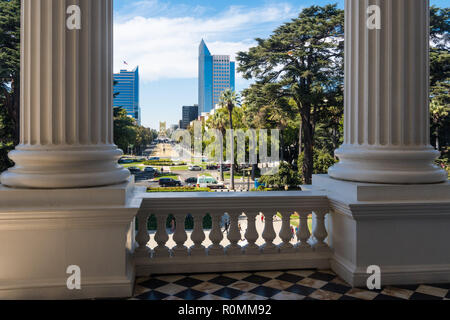 September 22, 2018 in Sacramento/CA/USA - Blick auf den Capitol Mall von der historischen California State Capitol Building; Kolonnade und Balkon Stockfoto
