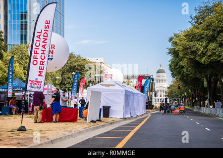 September 22, 2018 in Sacramento/CA/USA - Zelte und Banner in der Konstituierenden DC Wonder Woman Run Serie (5K oder 10K) auf dem Capitol Mall Stockfoto