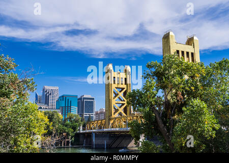 Blick auf die Tower Bridge und die Wolkenkratzer in der Innenstadt von Sacramento an einem sonnigen Tag; Kalifornien Stockfoto