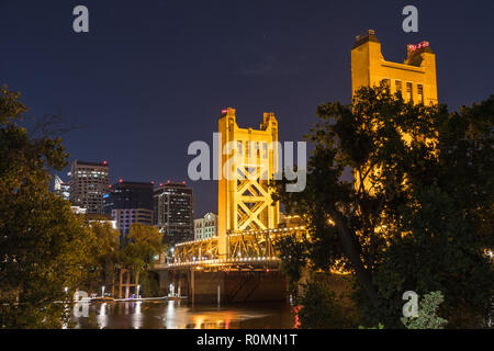 Nacht Blick auf die Tower Bridge Sacramento Anschluss an West Sacramento; Innenstadt Skyline im Hintergrund sichtbar; Kalifornien Stockfoto