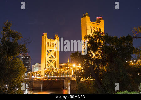 Nacht Blick auf die Tower Bridge Sacramento Anschluss an West Sacramento; Innenstadt Skyline im Hintergrund sichtbar; Kalifornien Stockfoto