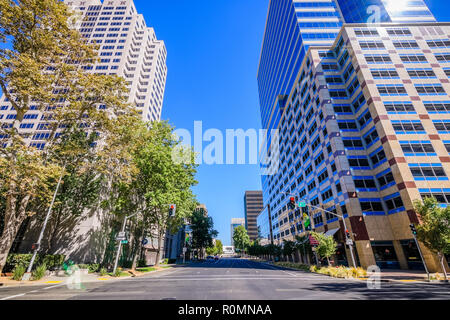 September 23, 2018 in Sacramento/CA/USA - Straße mit Hochhäusern in der Innenstadt von Sacramento gefüttert Stockfoto