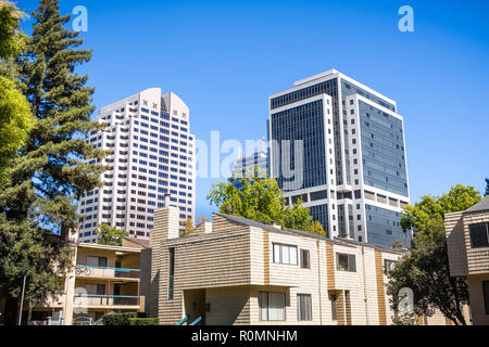Apartment Gebäude in der Nähe der Innenstadt von Sacramento und Gebäude im Hintergrund; Kalifornien Stockfoto