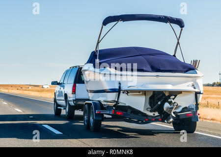 Stapler abschleppen ein Boot auf die Interstate, Kalifornien Stockfoto