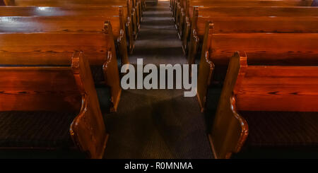 Nahaufnahme der Kirchenbänke in einer leeren Kirche Stockfoto