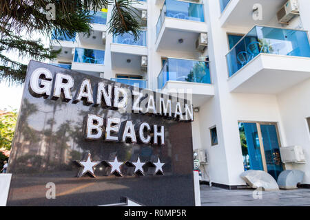 ALANYA/TÜRKEI - September 30, 2018: Seitenansicht vom Hotel Grand Zaman Beach Hotel in Alanya, Türkei Stockfoto
