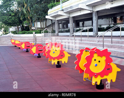 Ein Array von rockigen Spielzeug in öffentliche Bereich installiert, Tsing Yi Promenade, Hong Kong Stockfoto