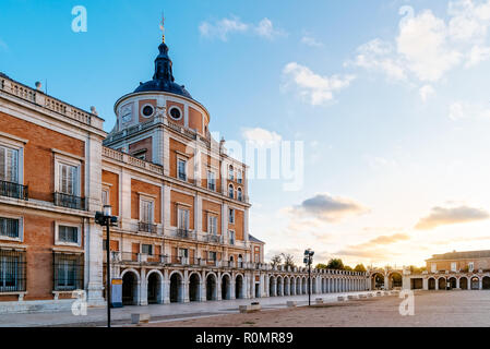 Aranjuez, Spanien - 20. Oktober 2018: Royal Palast von Aranjuez bei Sonnenaufgang. Es ist eine Residenz des Königs von Spanien für die Öffentlichkeit zugänglich Stockfoto