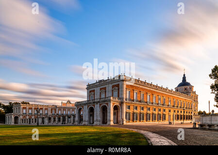 Aranjuez, Spanien - 20. Oktober 2018: Royal Palast von Aranjuez bei Sonnenaufgang. Es ist eine Residenz des Königs von Spanien für die Öffentlichkeit zugänglich. Lange Belichtung Stockfoto