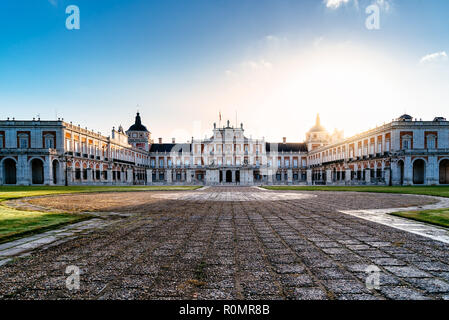 Aranjuez, Spanien - 20. Oktober 2018: Royal Palast von Aranjuez bei Sonnenaufgang. Es ist eine Residenz des Königs von Spanien für die Öffentlichkeit zugänglich. Lange Belichtung Stockfoto