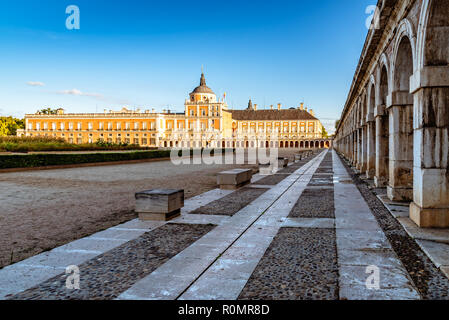 Aranjuez, Spanien - 20. Oktober 2018: Royal Palast von Aranjuez bei Sonnenaufgang. Es ist eine Residenz des Königs von Spanien für die Öffentlichkeit zugänglich. Lange Belichtung Stockfoto