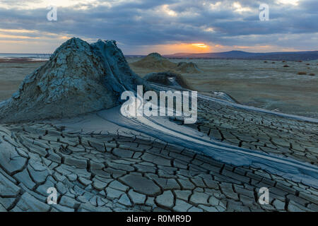 Schlammvulkane in Gobustan bei Sonnenuntergang Stockfoto