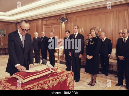 LEOPOLDO Calvo Sotelo, politisch ESPAÑOL. MADRID 1926 - FOTO DE LA JURA COMO PRESIDENTE DEL REGIERUNG, AÑO ANTE 1981 LOS REYES DE ESPAÑA, JUAN CARLOS I Y SOFIA DE GRECIA, Adolfo Suarez GONZALEZ. Stockfoto