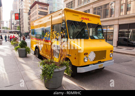 Gelbe DHL-Lieferwagen, Manhattan, New York City, Vereinigte Staaten von Amerika. Stockfoto