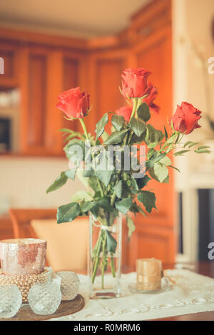 Vase mit den roten Rosen auf dem Tisch. Das Leben feiern, Event, Geburtstag, Valentinstag. Romantisch gemütliche Home detail, Mann kaufen Blumen für Frau Stockfoto